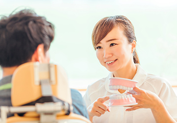 女性スタッフが訪問歯科診療を行っている様子