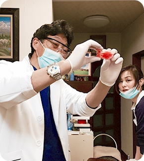 朝倉 勉院長が訪問歯科診療を行っている様子