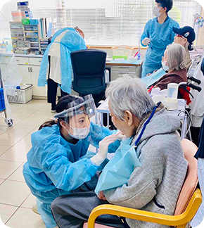 女性スタッフが訪問歯科診療を行っている様子