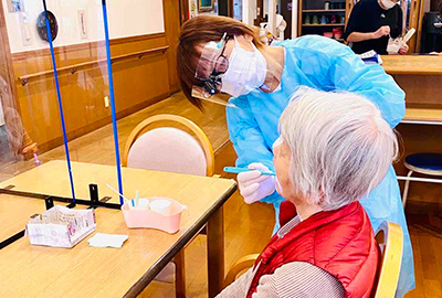 女性スタッフが歯科診療・口腔ケアを行っている様子